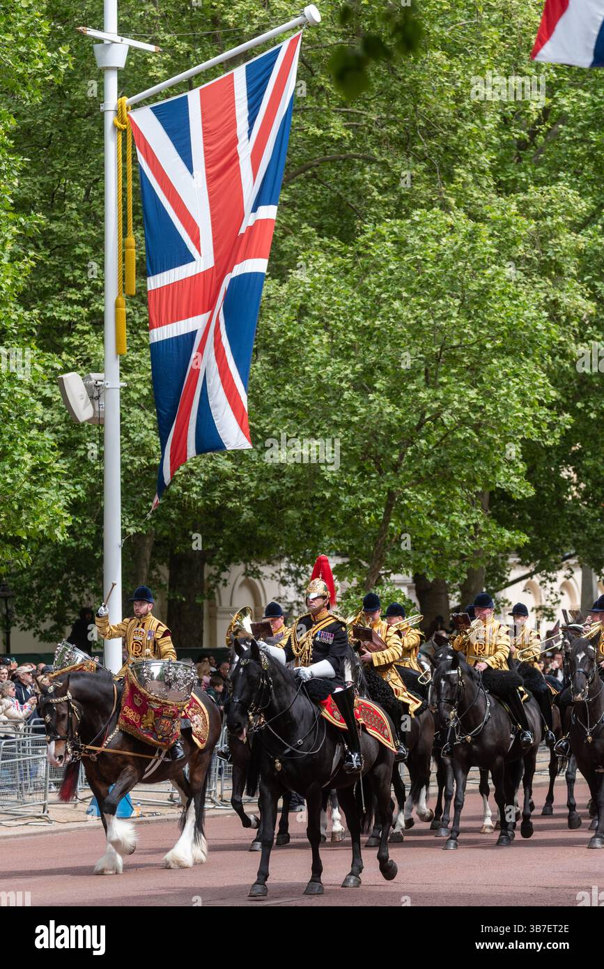 Prozession zum 80. Jahrestag in der Mall, London, Großbritannien. Berittene Band der Haushaltskavallerie, Musiker. Stockfoto