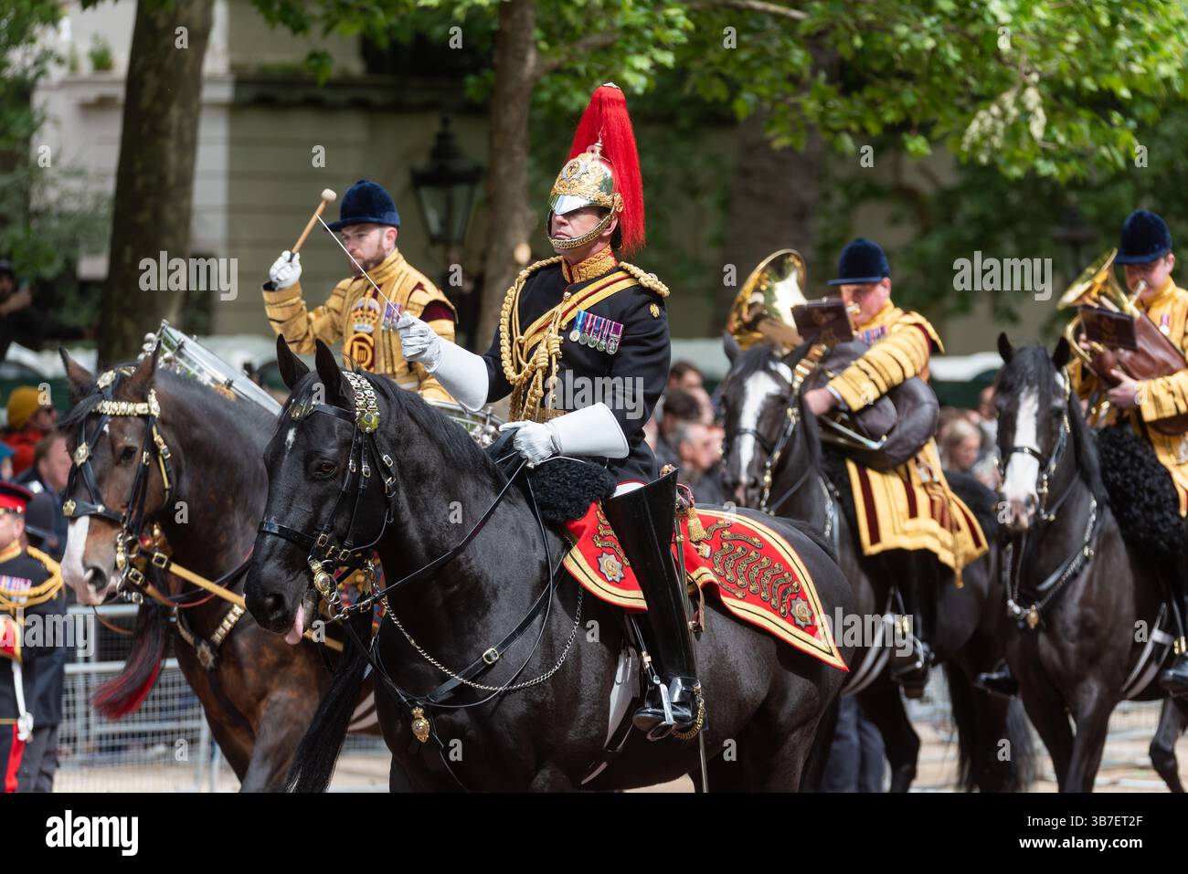 Prozession zum 80. Jahrestag in der Mall, London, Großbritannien. Berittene Band der Haushaltskavallerie, Musiker. Musikdirektor Stockfoto
