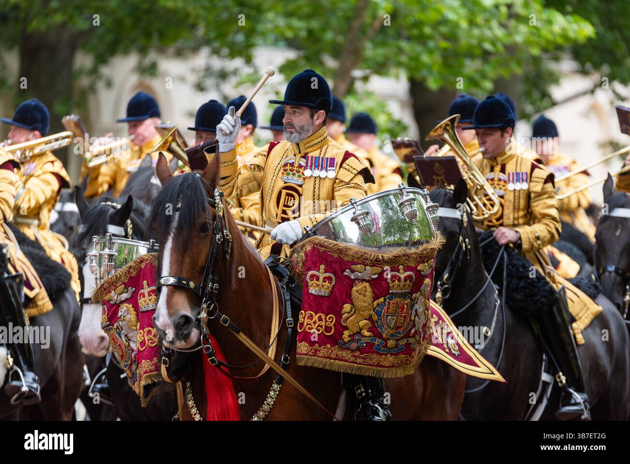Prozession zum 80. Jahrestag in der Mall, London, Großbritannien. Berittene Band der Haushaltskavallerie, Musiker. Stockfoto