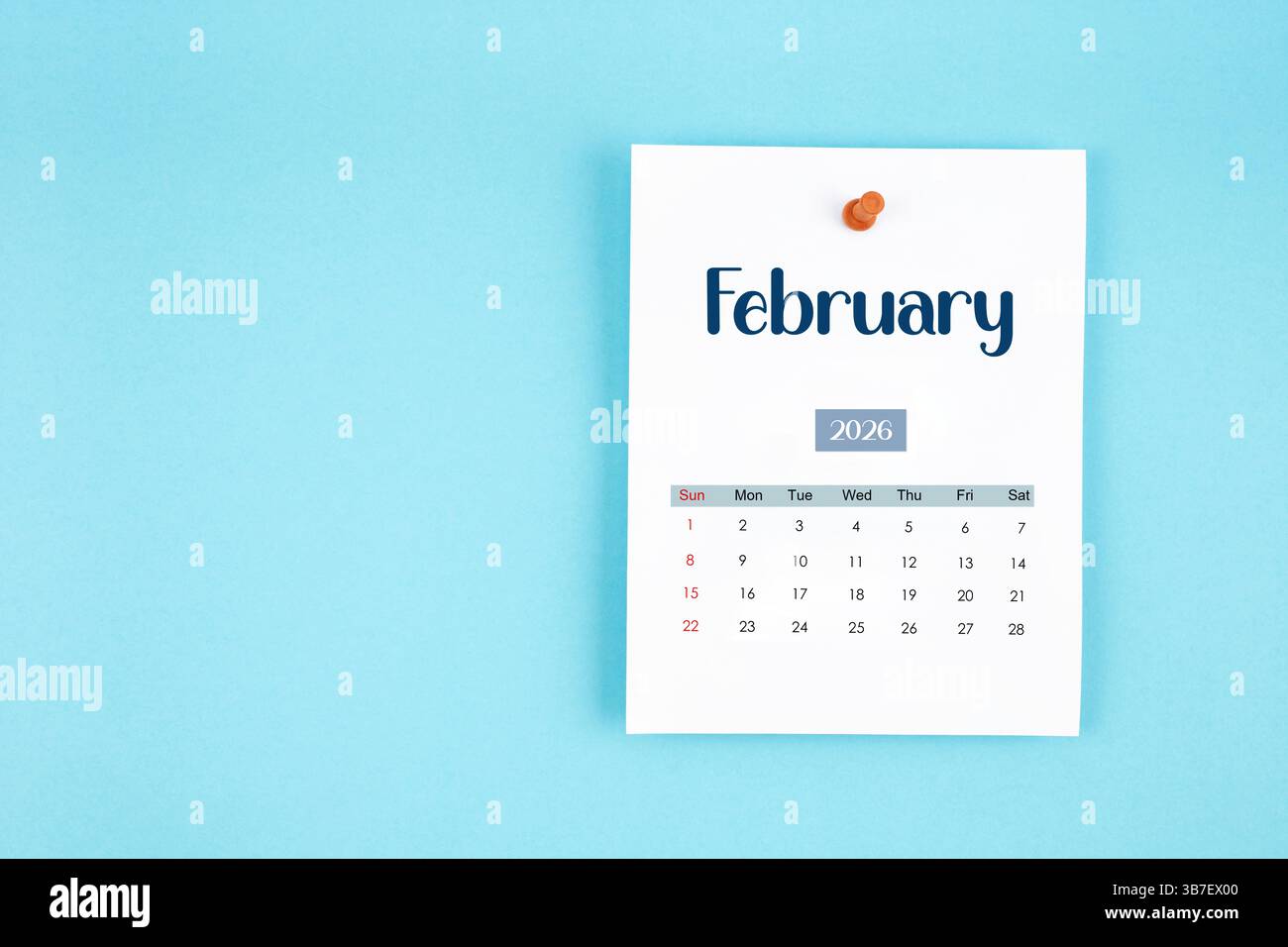 Kalenderseite Februar 2026 mit Stecknadel auf blauem Hintergrund. Stockfoto