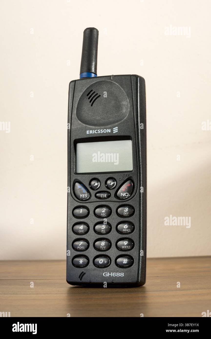 Das alte Ericsson GH688-Mobiltelefon steht auf einem Holztisch und zeigt ein Stück Kommunikationstechnologie aus der Vergangenheit Stockfoto