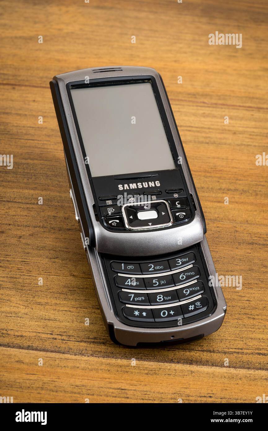Altes Samsung SGH i750-Schieberegler-Handy auf einer Holzoberfläche mit Retro-Mobiltechnologie Stockfoto