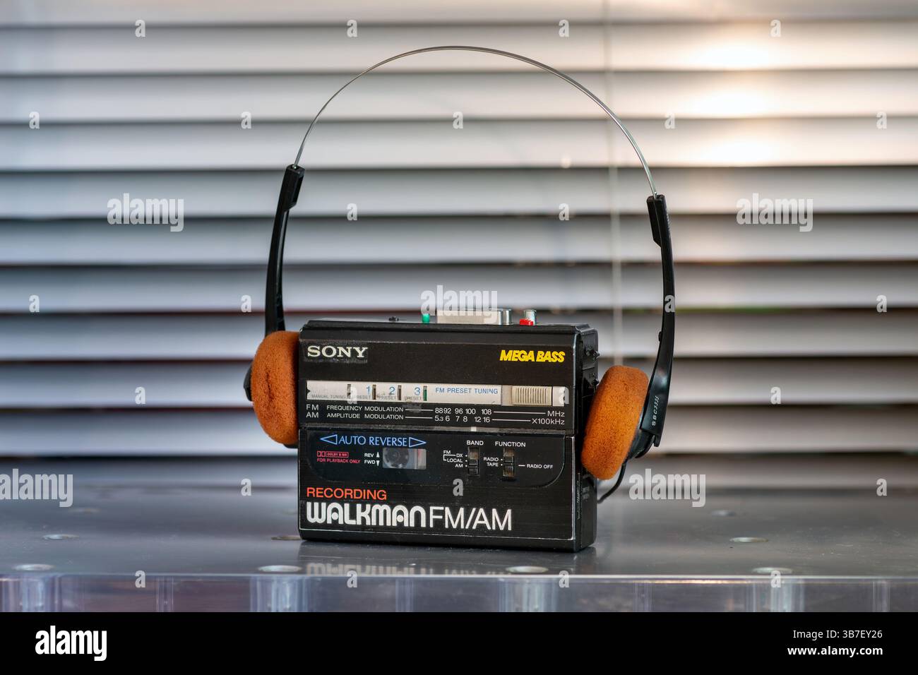 Tragbarer Vintage-Kassettenspieler von Sony mit Kopfhörern, die Musik abspielen und Nostalgie für die 80er und 90er Jahre wecken Stockfoto