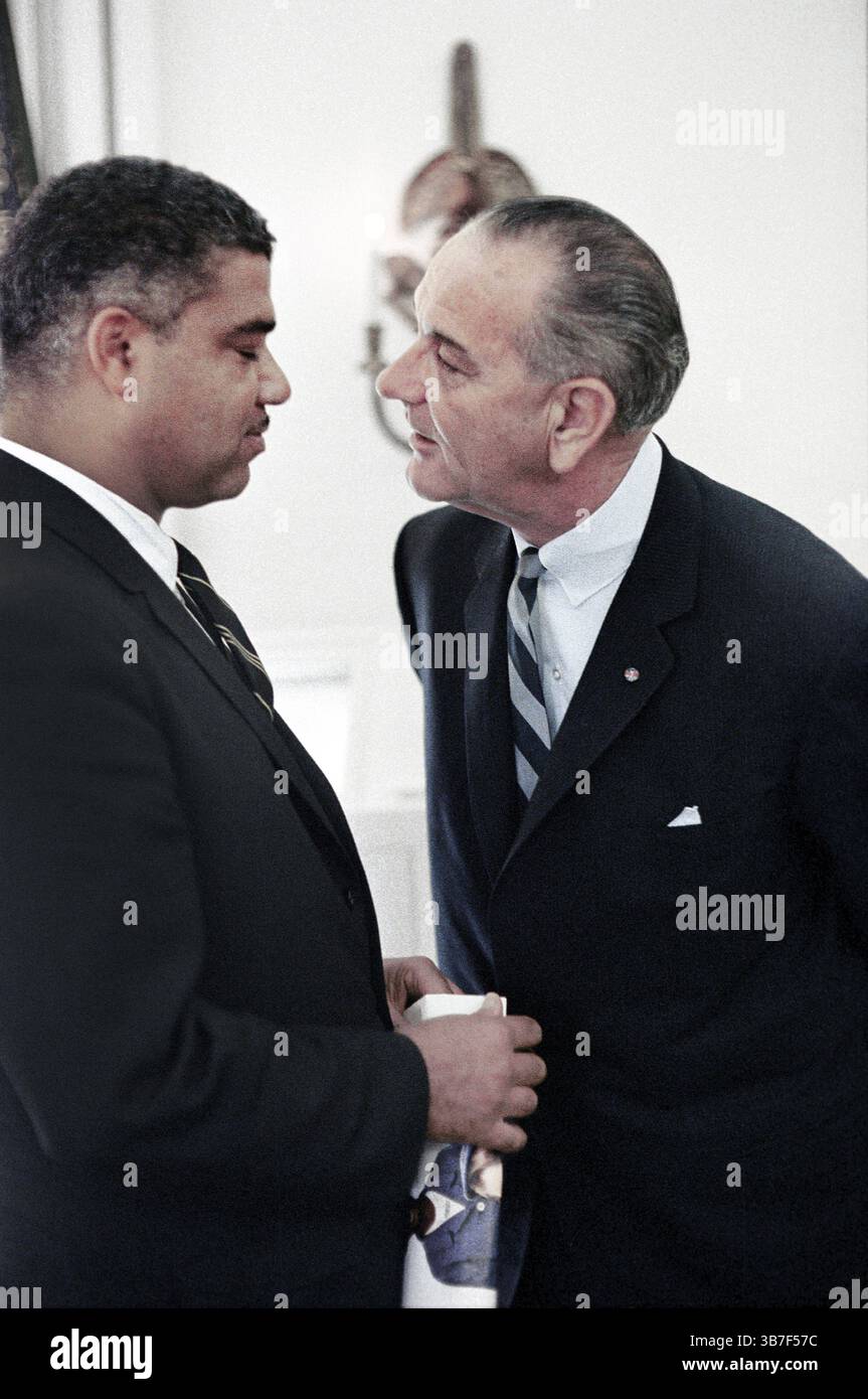 28. Juni 1966, Washington, District of Columbia, USA: Treffen von US-Präsident Lyndon Johnson mit Bürgerrechtschef Whitney Young, Oval Office, Weißes Haus, Washington, D.C. USA, Yoichi Okamoto, 28. Juni 1966 (Foto: © JT Vintage Via ZUMA Press Wire) Stockfoto