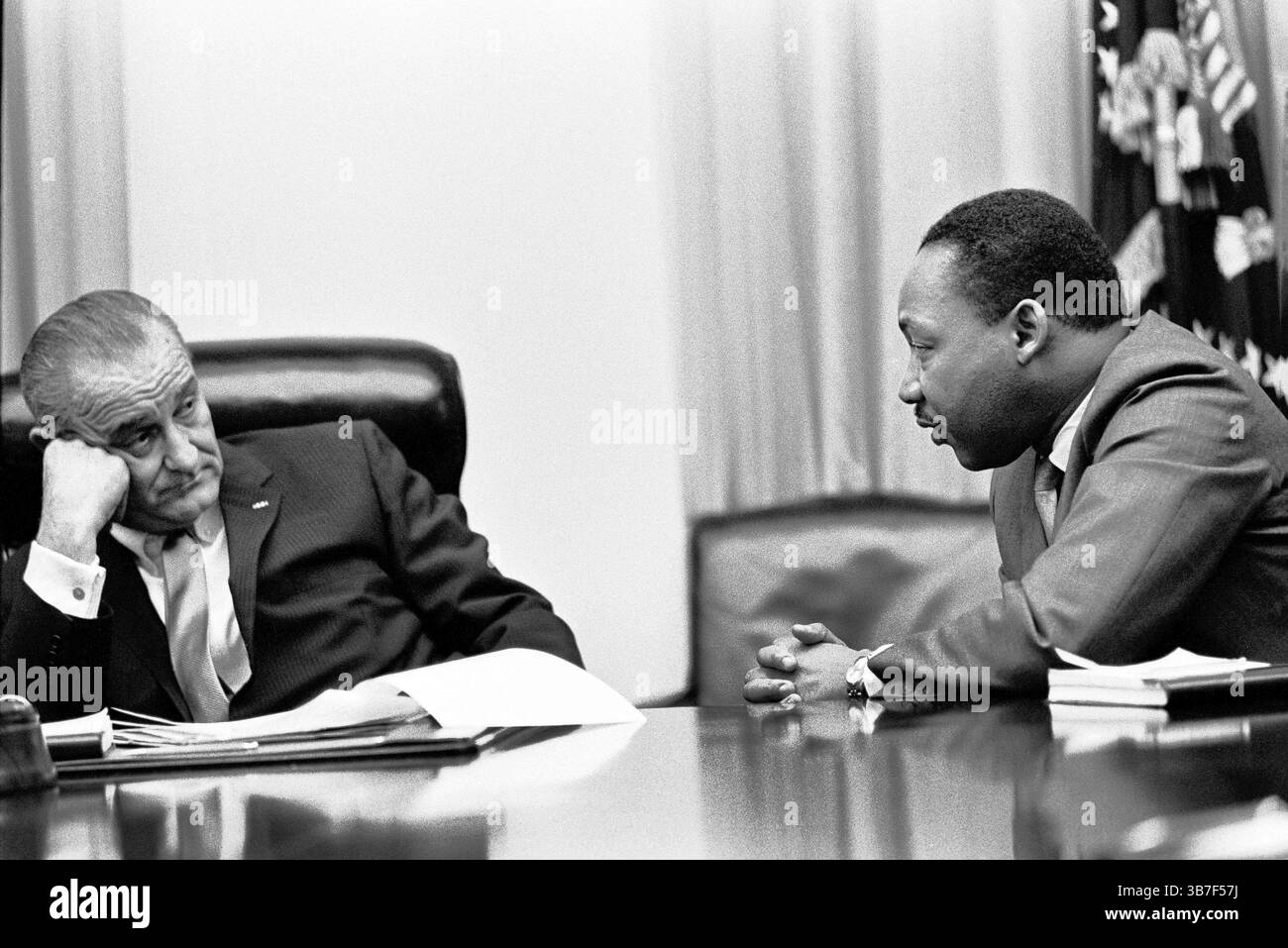 18. März 1966, Washington, District of Columbia, USA: US-Präsident Lyndon Johnson, Martin Luther King, Jr., während der Bürgerrechtsversammlung, Kabinettsaal, Weißes Haus, Washington, D.C. USA, Yoichi Okamoto, 18. März 1966 (Foto: © JT Vintage Via ZUMA Press Wire) Stockfoto