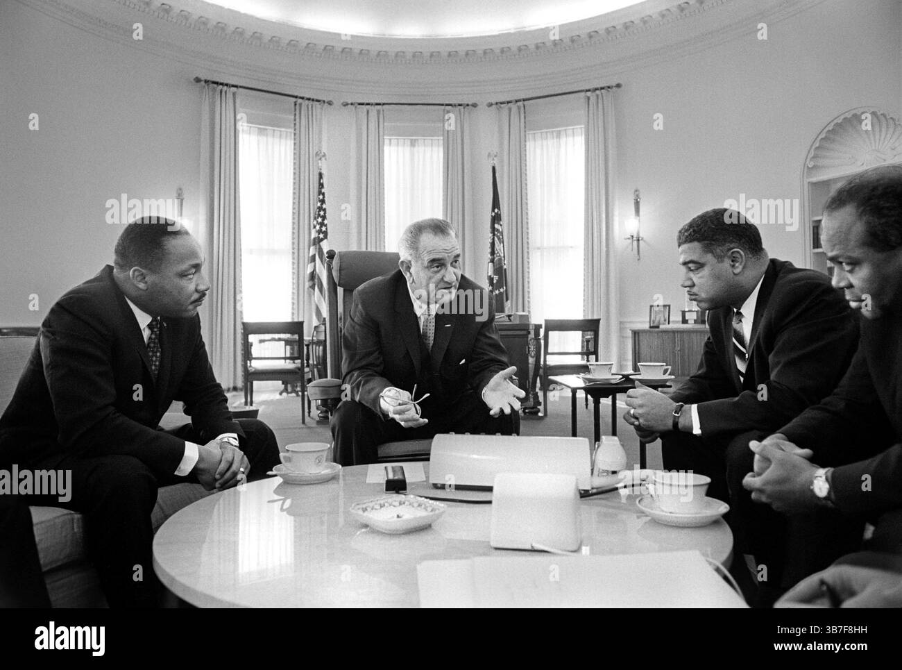 18. Januar 1964, Washington, District of Columbia, USA: Martin Luther King Jr., US-Präsident Lyndon Johnson, Whitney Young, James Farmer, während der Bürgerrechtsversammlung, Oval Office, Weißes Haus, Washington, D.C., USA, Yoichi Okamoto, 18. Januar 1964 (Bild: © JT Vintage Via ZUMA Press Wire) Stockfoto
