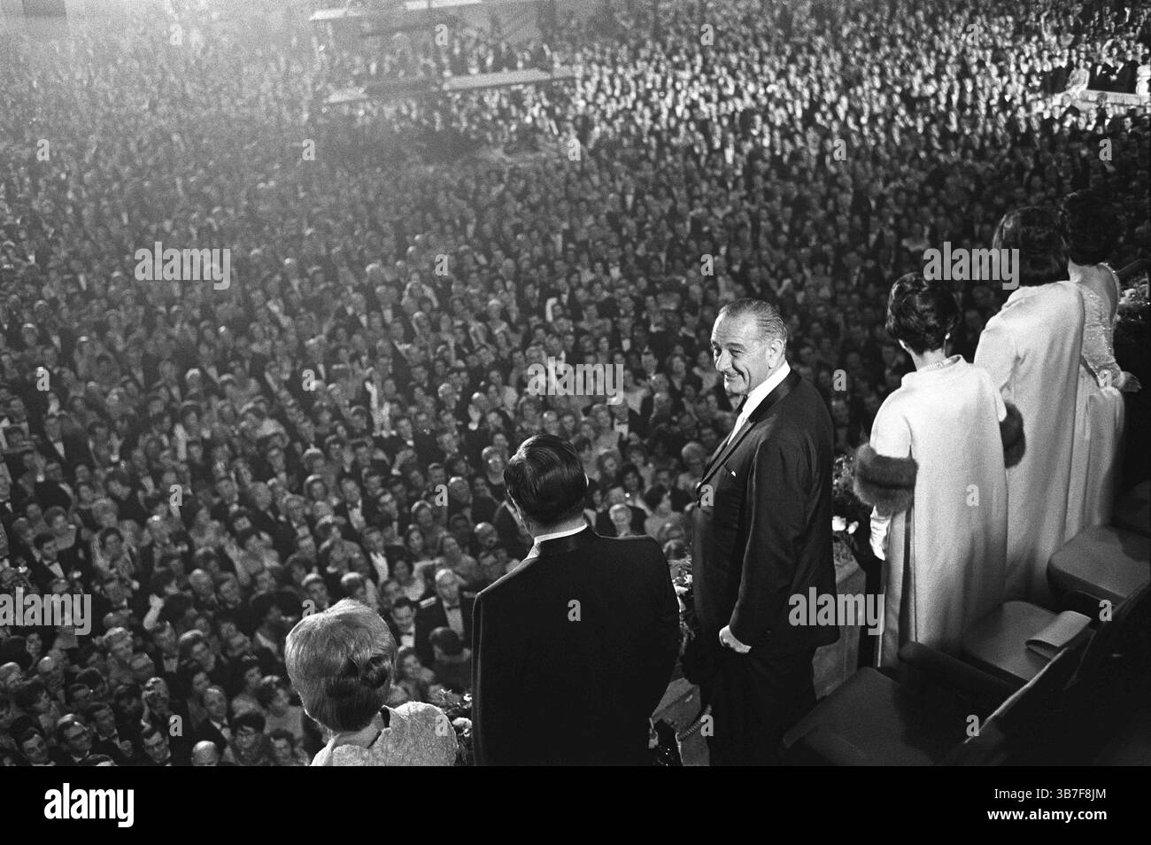 18. Januar 1965, Washington, District of Columbia, USA: Muriel Humphrey, Vizepräsident Hubert Humphrey, Präsident Lyndon B. Johnson, Lady Bird Johnson, Lynda Johnson und Luci Johnson stehen vor der Menschenmenge in der Einweihungsnacht, National Guard Armory, Washington, D.C., USA, Yoichi Okamoto, 18. Januar 1965 (Foto: © JT Vintage Via ZUMA Press Wire) Stockfoto