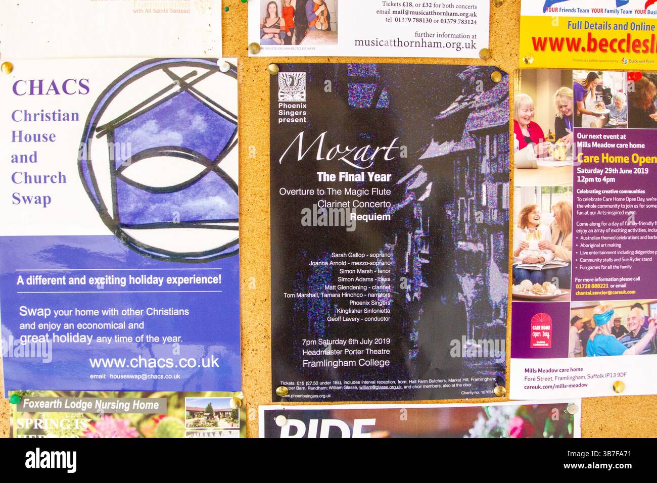 A4-Papier und andere Hinweise zu lokalen Veranstaltungen, die auf einer Community-Pinnwand festgehalten wurden, darunter ein Konzert Mozart die letzten Jahre und CHACS House Swap. Stockfoto