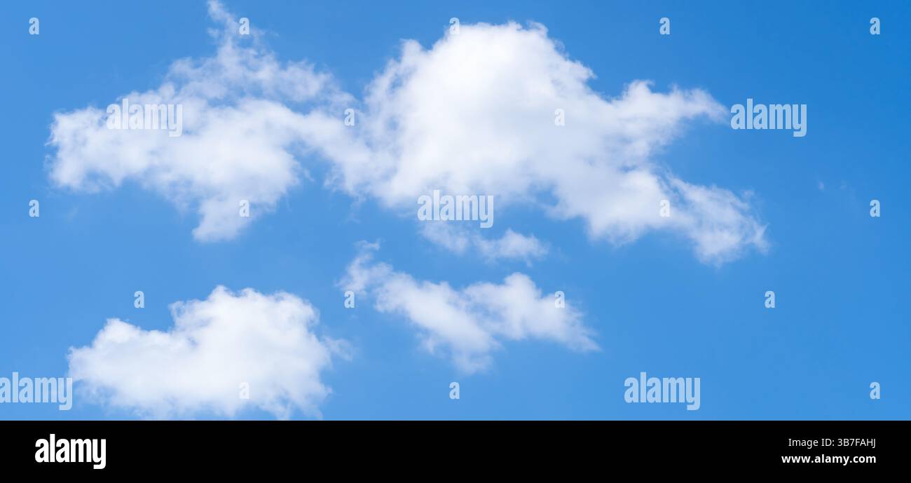 Der niedrige Winkel des wunderschönen blauen Himmels mit seltsamer Wolkenform am Morgen oder Nachmittag an sonnigen Tagen wird als natürliche Hintergrundstruktur verwendet. Stockfoto