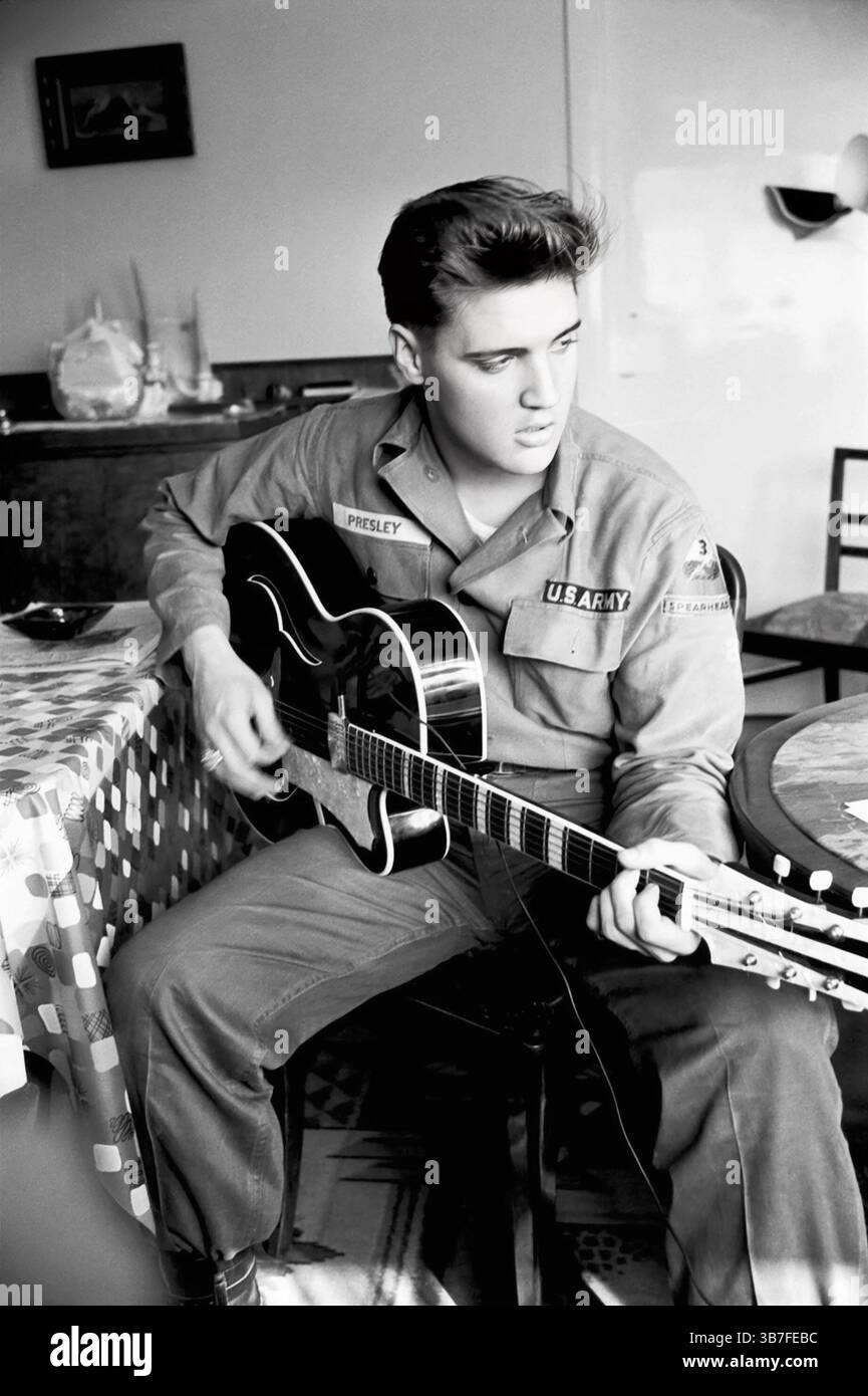 Elvis Presley in Uniform, Gitarre während des Dienstes in Bad Nauheim, Deutschland 1959 Stockfoto Elvis Presley in Uniform, Gitarre während des Dienstes in Bad Nauheim, Deutschland 1959 Stockfoto