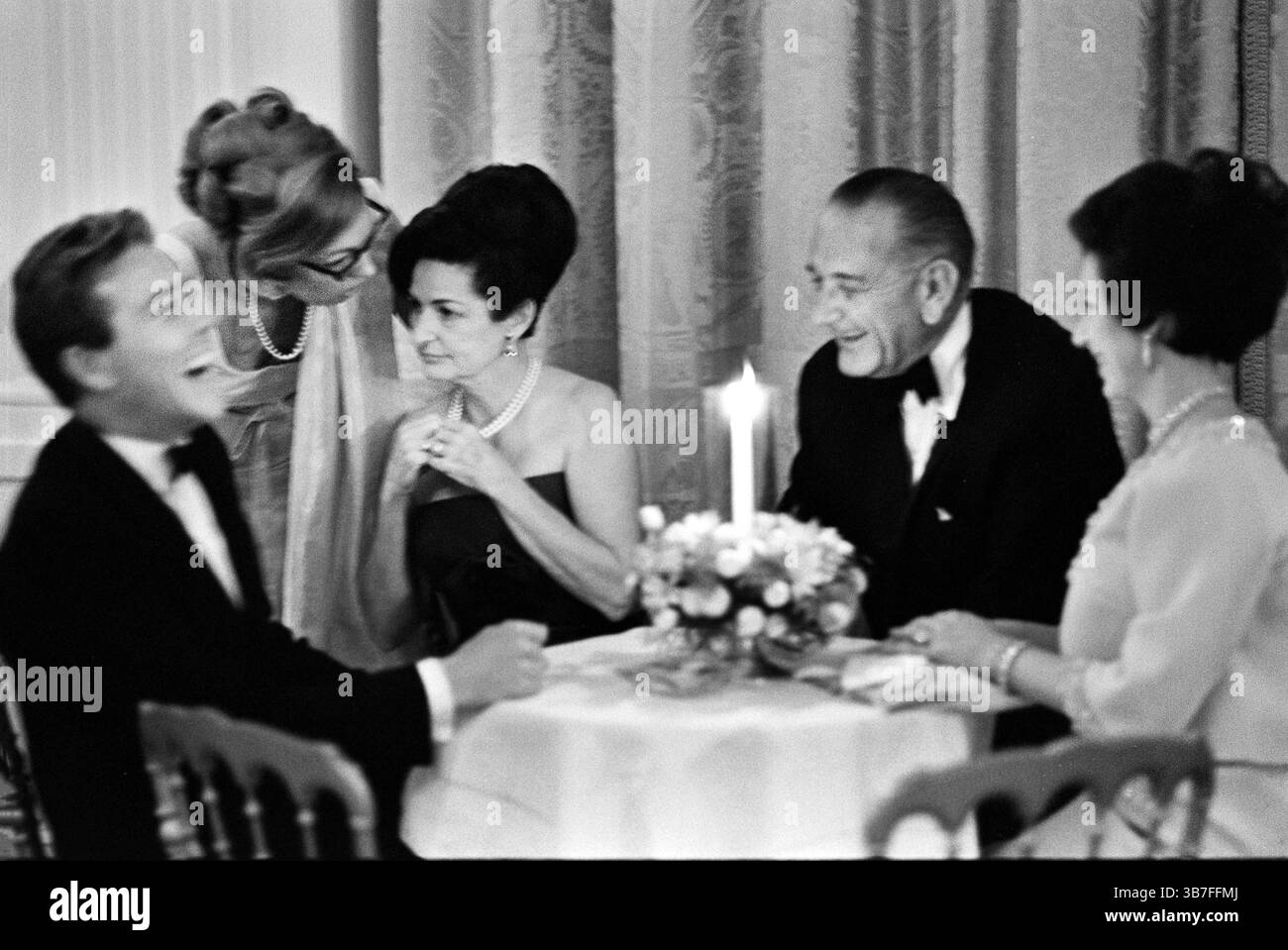 17. November 1965, Washington, District of Columbia, USA: Antony Armstrong Jones, 1. Earl of Snowden (lachend), First Lady Claudia „Lady Bird“ Johnson, US-Präsident Lyndon Johnson und Prinzessin Margaret von Großbritannien sitzen während des Besuchs am Tisch, East Room, Weißes Haus, Washington, D.C. USA, Yoichi Okamoto, 17. November 1965 (Foto: © JT Vintage Via ZUMA Press Wire) Stockfoto