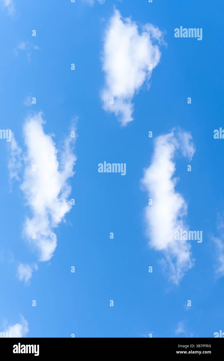 Der niedrige Winkel des schönen blauen Himmels mit der seltsamen Form flauschiger weißer Wolken am Morgen oder Abend bei sonnigem Tag wird als natürlicher Hintergrund verwendet. Stockfoto