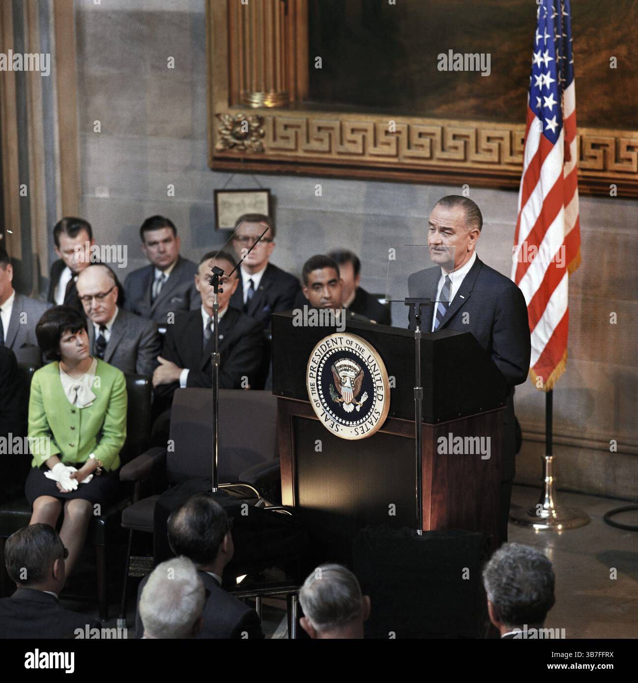 6. August 1965, Washington, District of Columbia, USA: US-Präsident Lyndon Johnson hält Bemerkungen von hinter dem Podium während der Unterzeichnungszeremonie für den Voting Rights Act, Luci Johnson sitzt links, Rotunda, US-Kapitol, Washington, D.C. USA, Yoichi Okamoto, 6. August 1965 (Foto: © JT Vintage Via ZUMA Press Wire) Stockfoto