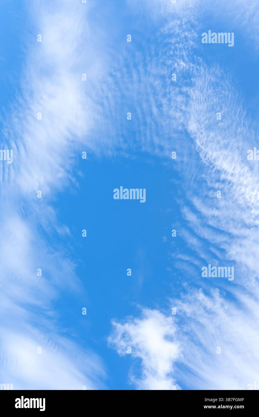 Der niedrige Winkel des schönen blauen Himmels mit der seltsamen Form flauschiger weißer Wolken am Morgen oder Abend bei sonnigem Tag wird als natürlicher Hintergrund verwendet. Stockfoto