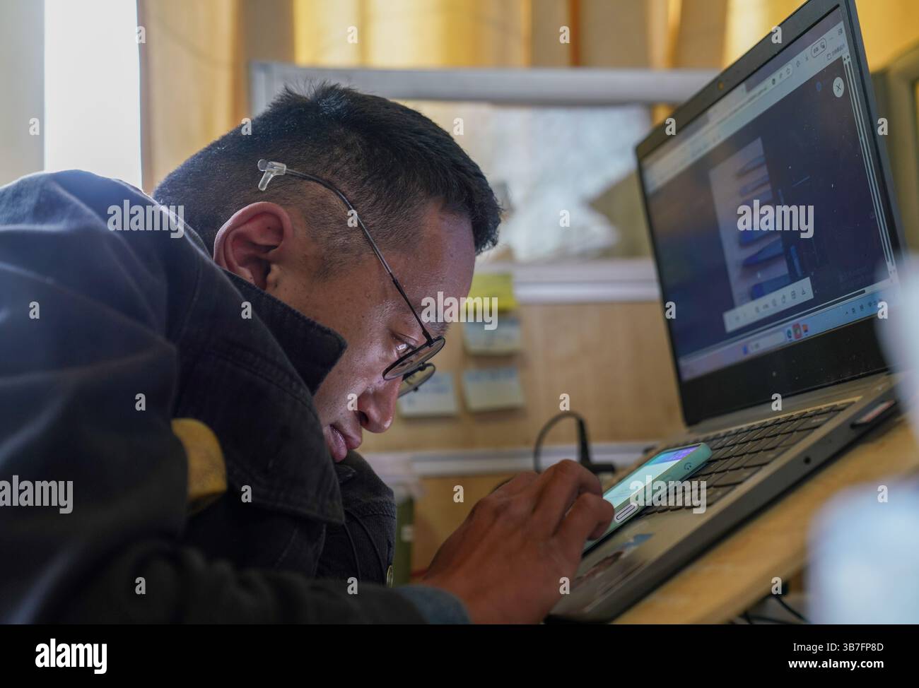 (250506) -- LHASA, 6. Mai 2025 (Xinhua) -- Lhapa Dondrup lädt Produktinformationen in das Internet bei dem Unternehmen in Lhasa, südwestchinesischer autonomer Region Xizang, 5. Mai 2025 hoch. Lhapa Dondrup, ein 24-jähriger Mann, der in Lhasa geboren wurde, leidet seit seiner Kindheit an Osteogenesis imperfecta (OI), allgemein bekannt als brüchige Knochenerkrankung. Als Erwachsener steht er unter einem Meter groß und verlässt sich auf Krücken und elektrischen Rollstuhl für Mobilität. Trotz dieser Herausforderungen träumt Lhapa davon, Fotograf zu werden. 2021 schloss er sich einem Kulturmedienunternehmen an, das von Einzelpersonen mit gegründet wurde Stockfoto