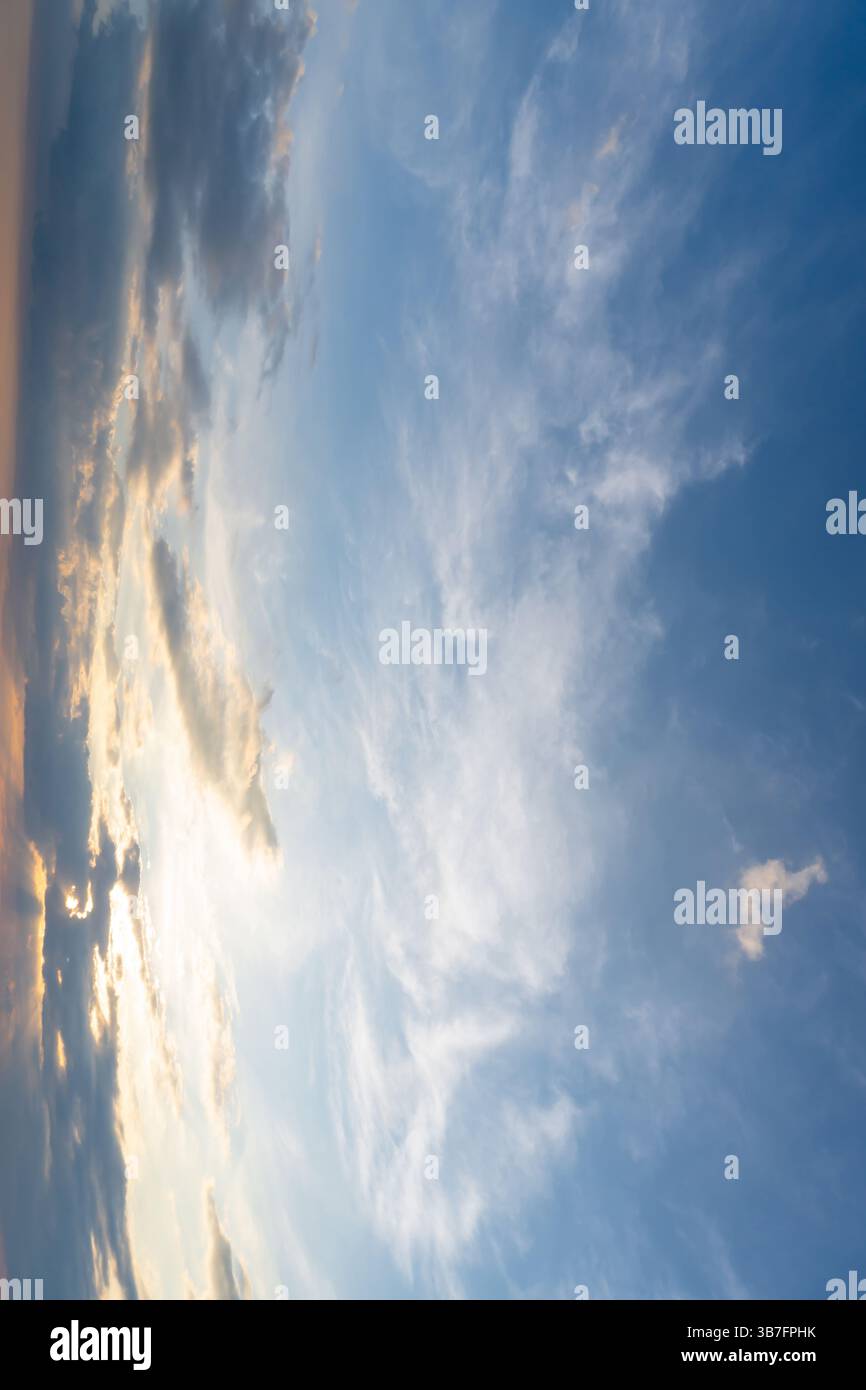 Wunderschöner Morgen- oder Abendhimmel in Blau und Orange mit bewölktem Himmel, während Sonnenuntergänge oder Sonnenaufgänge am Meer aufgenommen wurden, als natürliche Hintergrundtextur verwendet Stockfoto