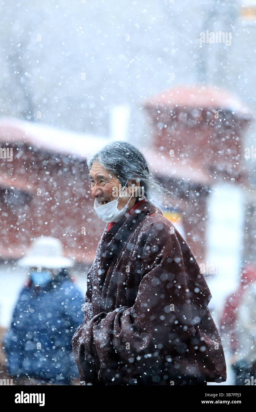 (250506) -- LHASA, 6. Mai 2025 (Xinhua) -- dieses undatierte Foto von Lhapa Dondrup zeigt eine Frau, die in der Barkhor Street in Lhasa, der Autonomen Region Xizang im Südwesten Chinas, spaziert. Lhapa Dondrup, ein 24-jähriger Mann, der in Lhasa geboren wurde, leidet seit seiner Kindheit an Osteogenesis imperfecta (OI), allgemein bekannt als brüchige Knochenerkrankung. Als Erwachsener steht er unter einem Meter groß und verlässt sich auf Krücken und elektrischen Rollstuhl für Mobilität. Trotz dieser Herausforderungen träumt Lhapa davon, Fotograf zu werden. 2021 trat er einem von indivi gegründeten Kulturmedienunternehmen bei Stockfoto