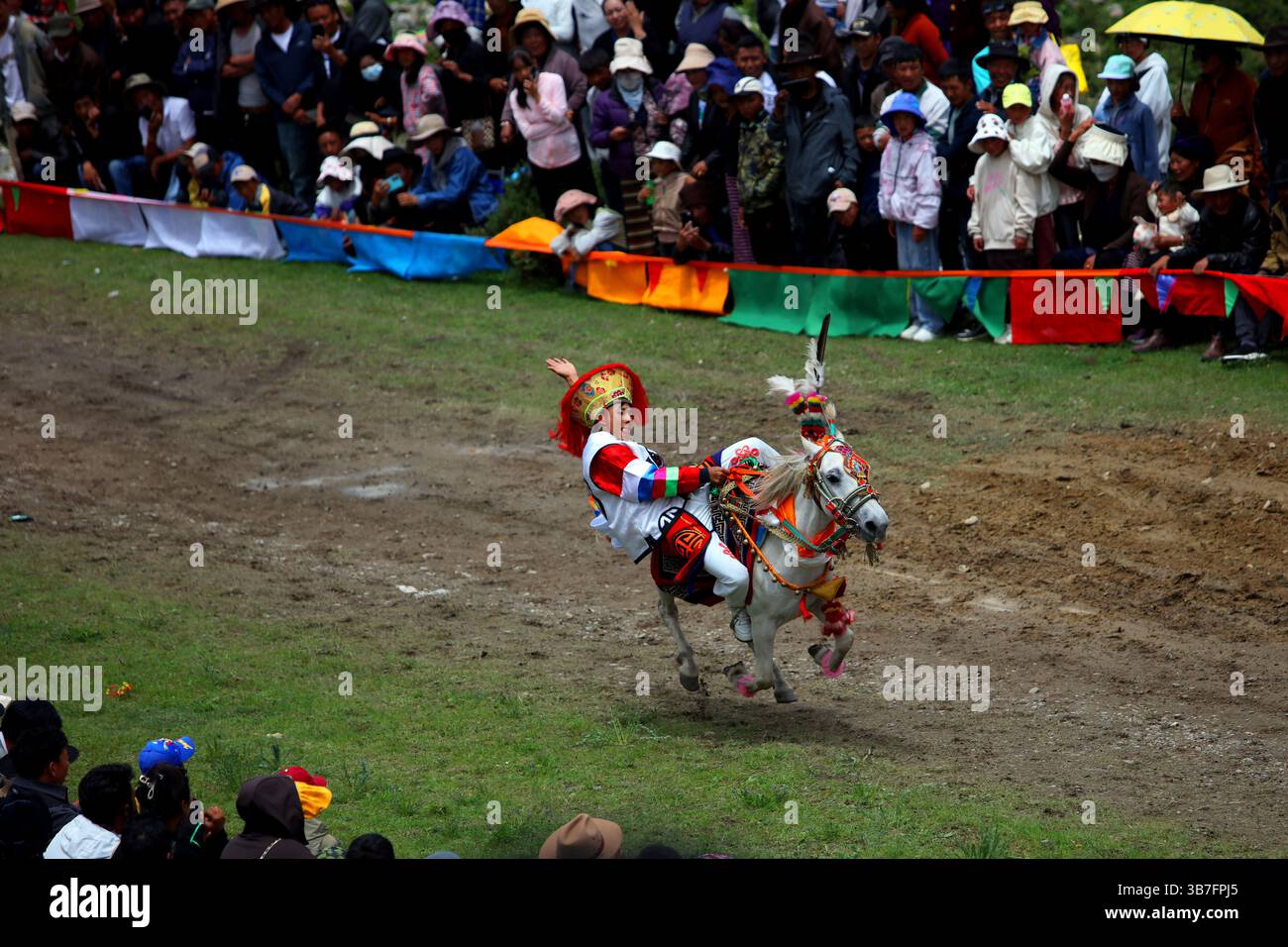 (250506) -- LHASA, 6. Mai 2025 (Xinhua) -- dieses undatierte Foto von Lhapa Dondrup zeigt einen Fahrer, der seine Fähigkeiten auf einer Rennbahn in Lhasa, der Autonomen Region Xizang im Südwesten Chinas, demonstriert. Lhapa Dondrup, ein 24-jähriger Mann, der in Lhasa geboren wurde, leidet seit seiner Kindheit an Osteogenesis imperfecta (OI), allgemein bekannt als brüchige Knochenerkrankung. Als Erwachsener steht er unter einem Meter groß und verlässt sich auf Krücken und elektrischen Rollstuhl für Mobilität. Trotz dieser Herausforderungen träumt Lhapa davon, Fotograf zu werden. 2021 trat er einem von indiv gegründeten Kulturmedienunternehmen bei Stockfoto