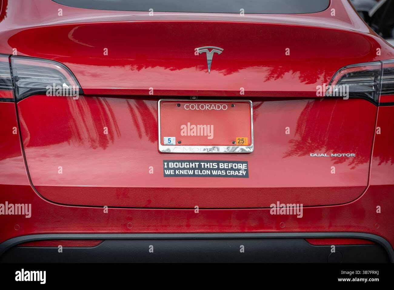 „Ich habe das gekauft, bevor wir wussten, dass Elon verrückt ist“-Stoßfänger-Aufkleber auf einem Tesla in der Nähe von Estes Park, Colorado. Stockfoto