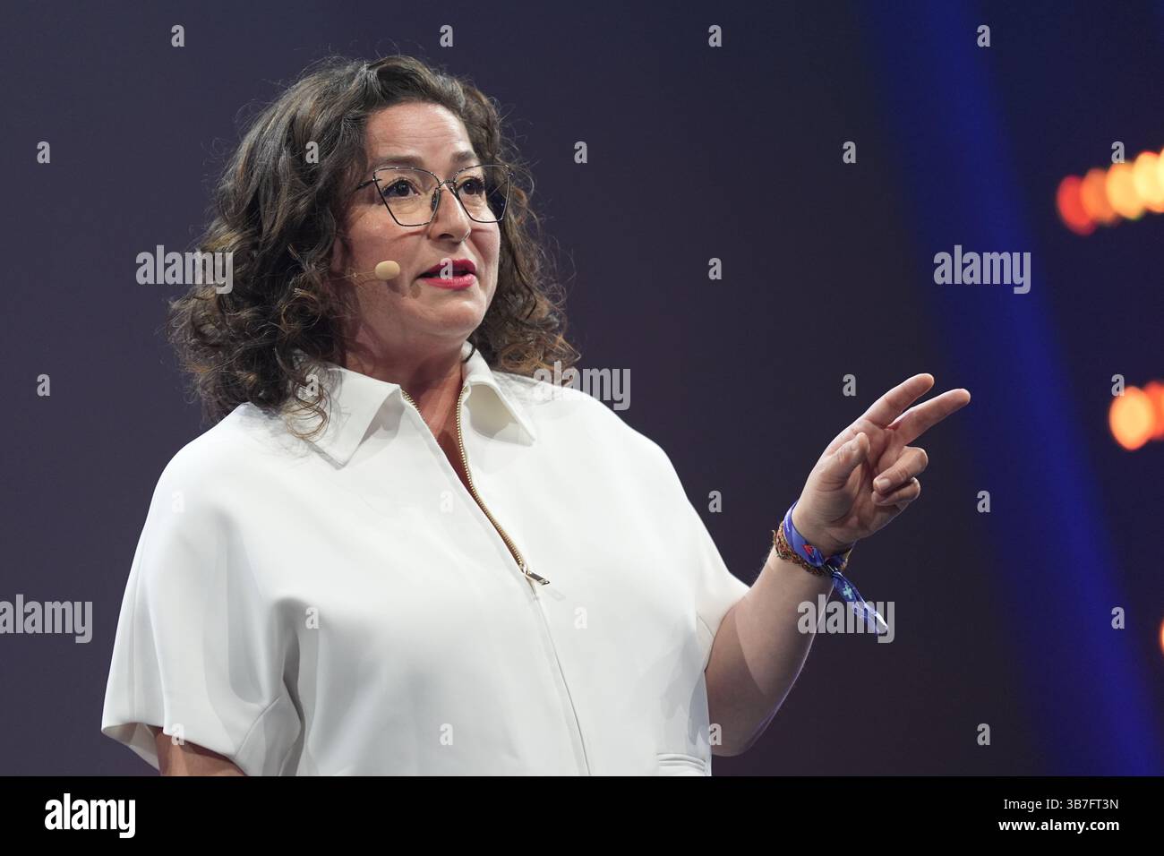 Hamburg, Deutschland. Mai 2025. Sofia Hernandez, Global Head of Business Marketing and Commercial Partnerships bei TikTok, spricht in den Messehallen während der OMR Digital and Marketing Messe. Quelle: Marcus Brandt/dpa/Alamy Live News Stockfoto