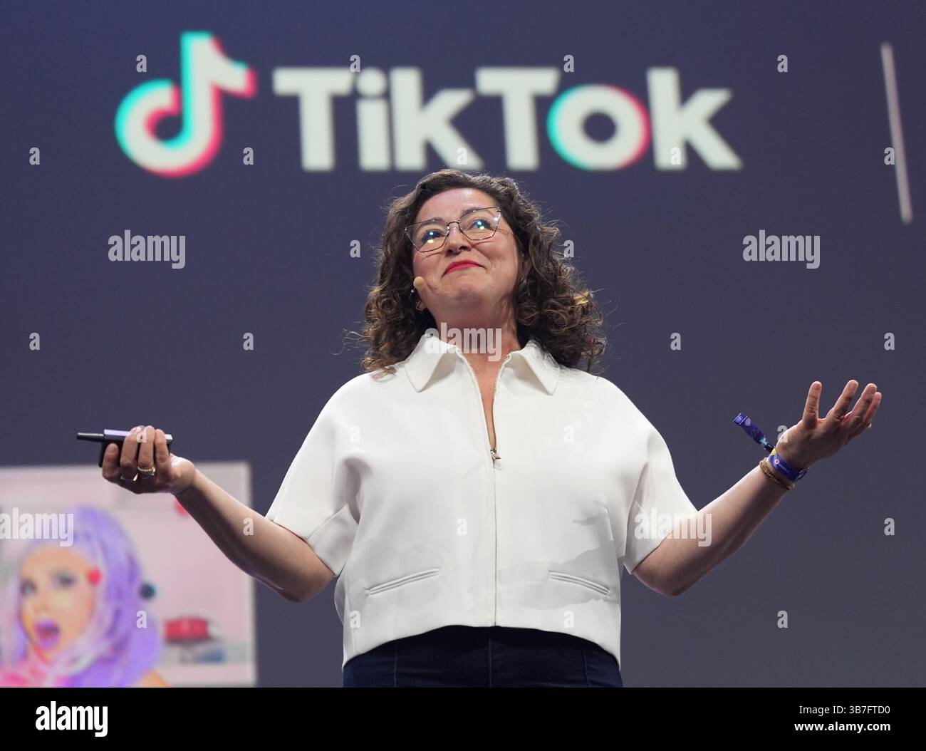 Hamburg, Deutschland. Mai 2025. Sofia Hernandez, Global Head of Business Marketing and Commercial Partnerships bei TikTok, spricht in den Messehallen während der OMR Digital and Marketing Messe. Quelle: Marcus Brandt/dpa/Alamy Live News Stockfoto