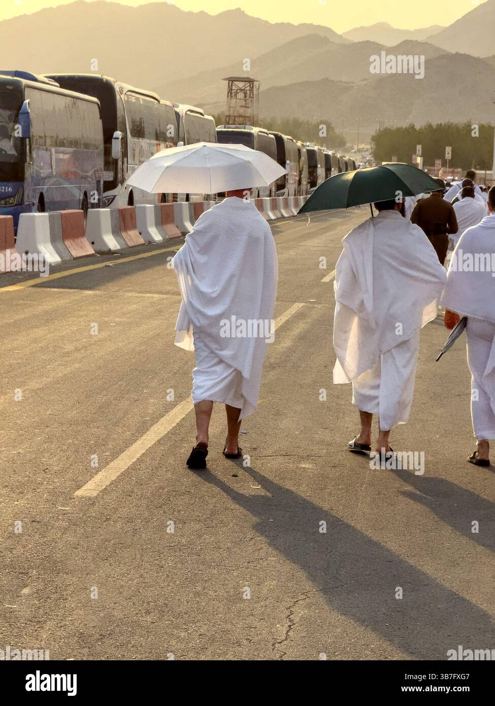 Makkah, Saudi-Arabien, 15. Juni 2024: Viele Hajj-Pilger gehen auf dem Arafat-Feld. Der Berg Arafat (Jabal Arafat, Berg der Barmherzigkeit) ist ein Verzeihung - Smartphone-aufgenommenes Stockfoto