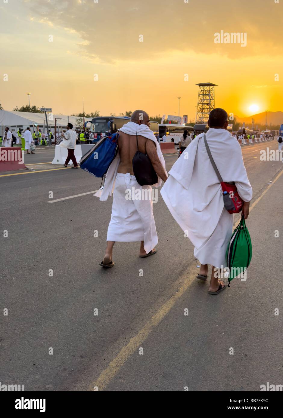 Makkah, Saudi-Arabien, 15. Juni 2024: Viele Hajj-Pilger gehen auf dem Arafat-Feld. Der Berg Arafat (Jabal Arafat, Berg der Barmherzigkeit) ist ein Verzeihung - Smartphone-aufgenommenes Stockfoto