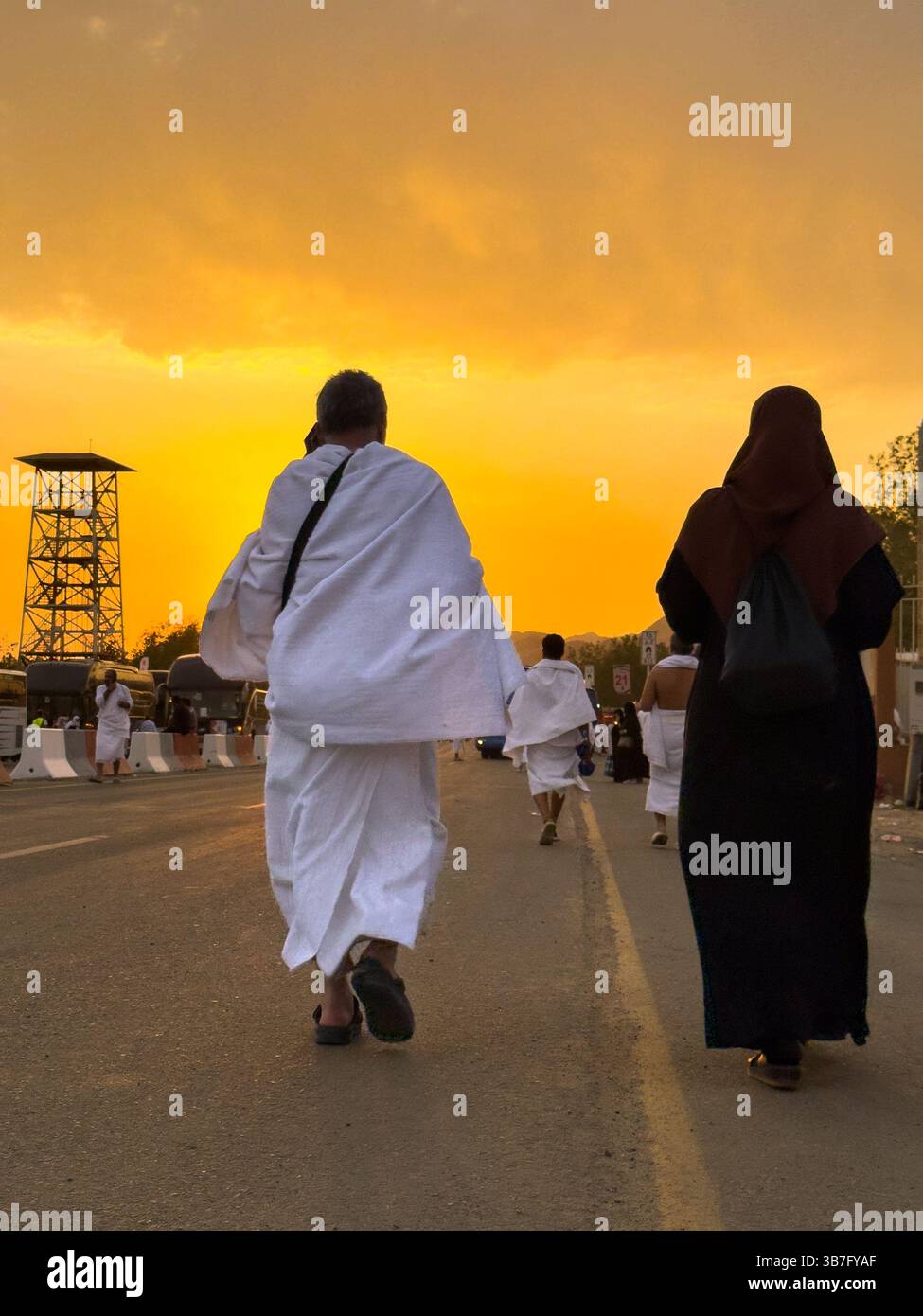 Makkah, Saudi-Arabien, 15. Juni 2024: Viele Hajj-Pilger gehen auf dem Arafat-Feld. Der Berg Arafat (Jabal Arafat, Berg der Barmherzigkeit) ist ein Verzeihung - Smartphone-aufgenommenes Stockfoto