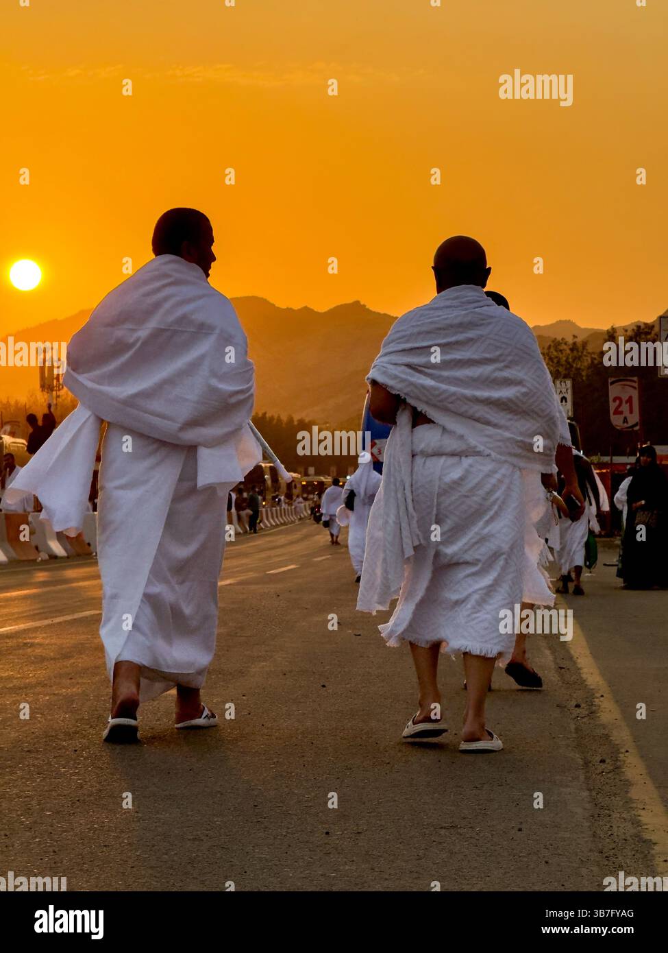 Makkah, Saudi-Arabien, 15. Juni 2024: Viele Hajj-Pilger gehen auf dem Arafat-Feld. Der Berg Arafat (Jabal Arafat, Berg der Barmherzigkeit) ist ein Verzeihung - Smartphone-aufgenommenes Stockfoto