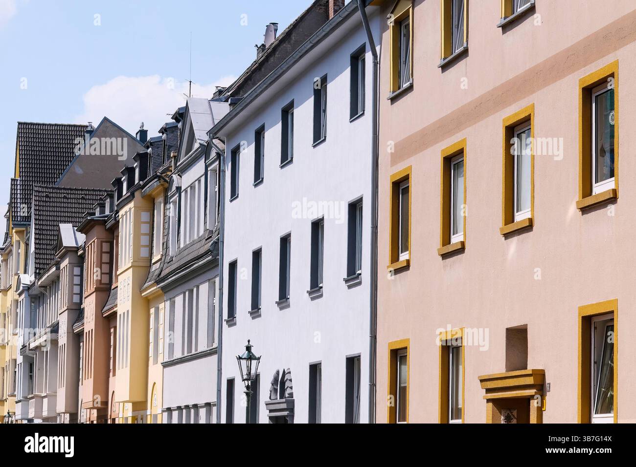 Düsseldorf 06.05.2025 Wohnungen Wohnungsnot Mietswohnung Mieten Mietpreis soziale Wohnungsbau Sozialwohnung Immobilien Wohnraummangel Wohnung Baustelle Neubau Mehrfamilienhaus Mietspiegel Mietpreisspiegel Immobilie Wohnungsmangel Baustau Wohnimmobilie Wohnungsimmobilien Mietpreise Altbau Leerstand Baumaterial Baustoffe Ballungsgebiet bezahlbarer Wohnraum CO2-Preis CO2 Bundes-Klimaschutzgesetz Heizen Heizung Klimapaket Mieter Vermieter Mietpreisbremse Klimasteuer Energiewende Büro Homeoffice Home-Office Konjunkturpaket Grundsteuererklärung Wohngeld Grundsteuererklärung Wohngeld Wohngeld Wohngeld Wohngeld Stockfoto