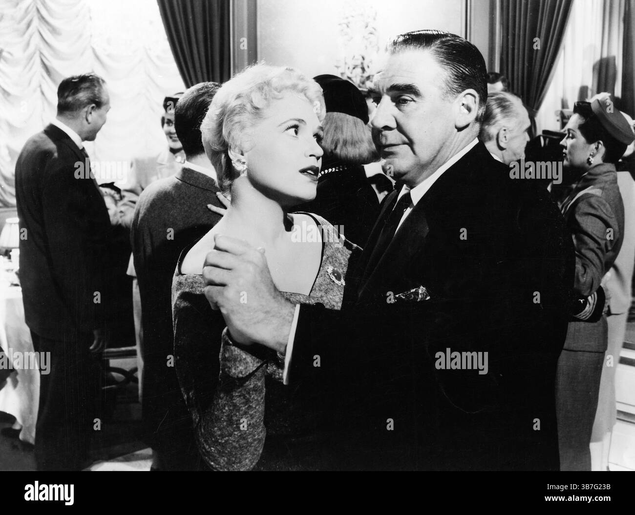 20. Oktober 2021, USA: Judy Holliday, Paul Douglas, am Set des Films „The Solid Gold Cadillac“, Columbia Pictures, 1956 (Credit Image: © JT Vintage Via ZUMA Press Wire) Stockfoto