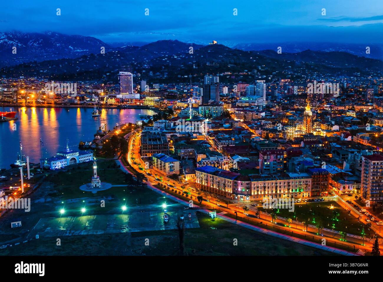 die beleuchtete Uferpromenade von Batumi und die Skyline vom Alphabetischen Turm aus in der Region Adjara, Georgia. Stockfoto