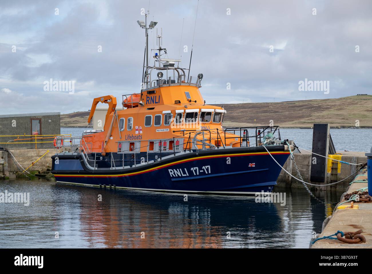 Royal National Lifeeboats Institute Reserve Severn Class Boat Fraser Flyer liegt im Lerwick Harbour in Shetland im hohen Norden Schottlands Stockfoto