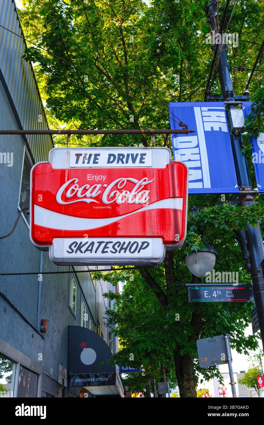 Das klassische Coca Cola-Schild „The Drive Skateshop“ entlang des Commercial Drive in Vancouver, BC. Stockfoto
