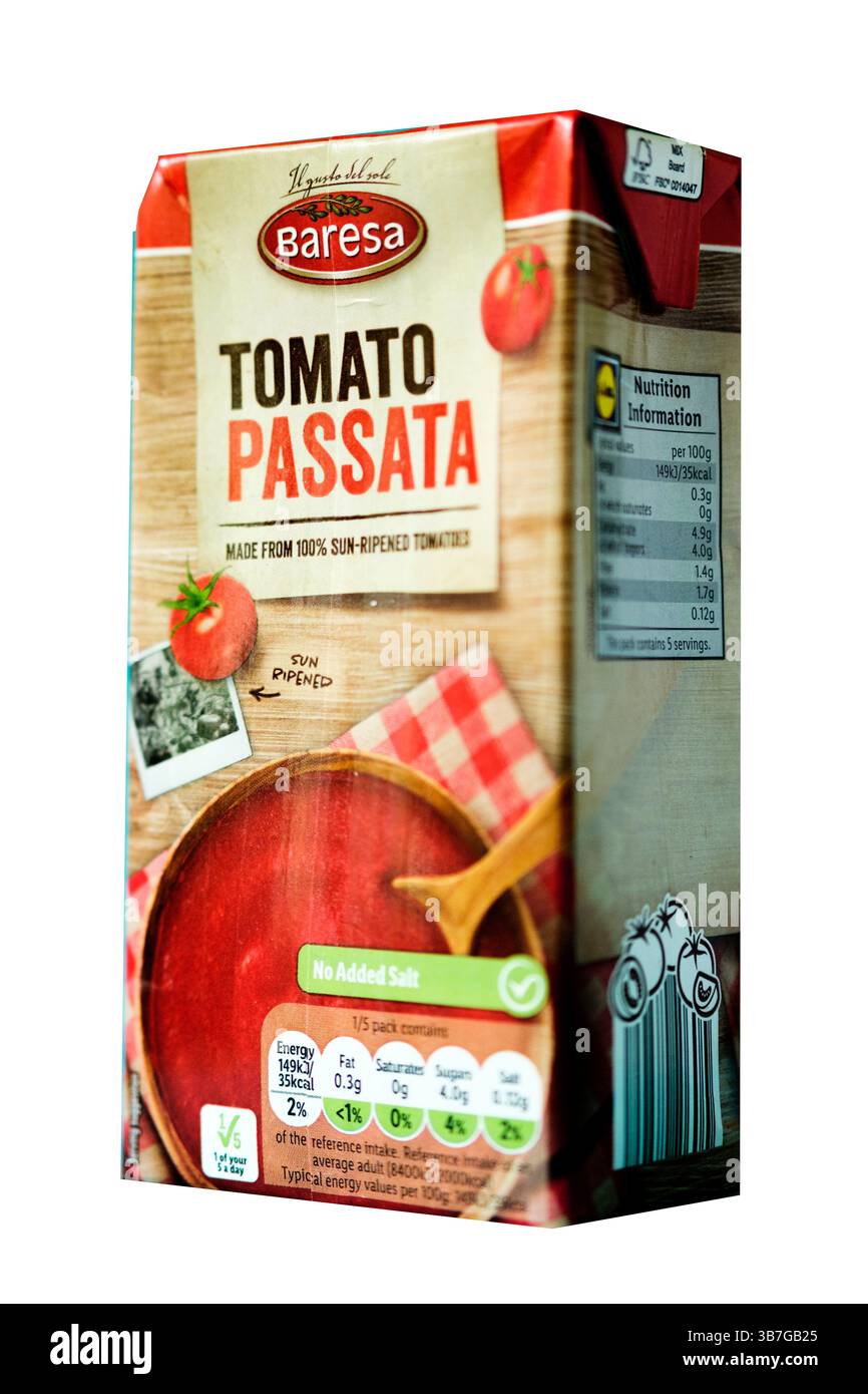 London UK, 06. Mai 2025, Packung oder Karton mit Lidl italienischer Tomatenpassata Kochzutat Stockfoto