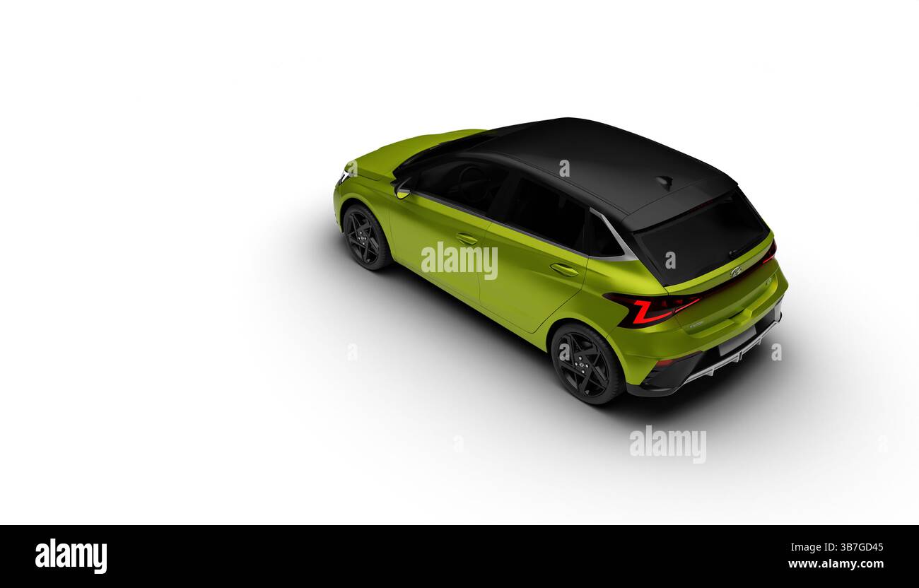 Izmir, Türkei - 6. Mai 2025: Seitenansicht des grünen Hyundai i20 2024 aus leicht erhöhtem Winkel, isoliert auf weißem Hintergrund. Stockfoto
