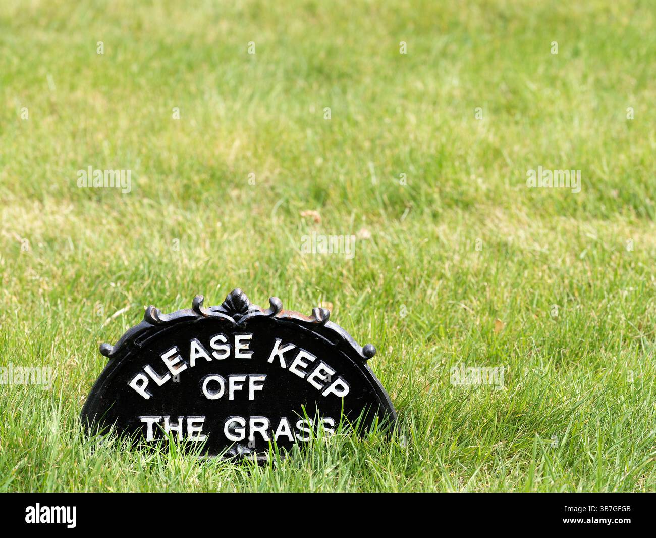 "Bitte halten Sie sich vom Gras fern" im Durham Quadrangle am Trinity College, University of Cambridge, England. Stockfoto