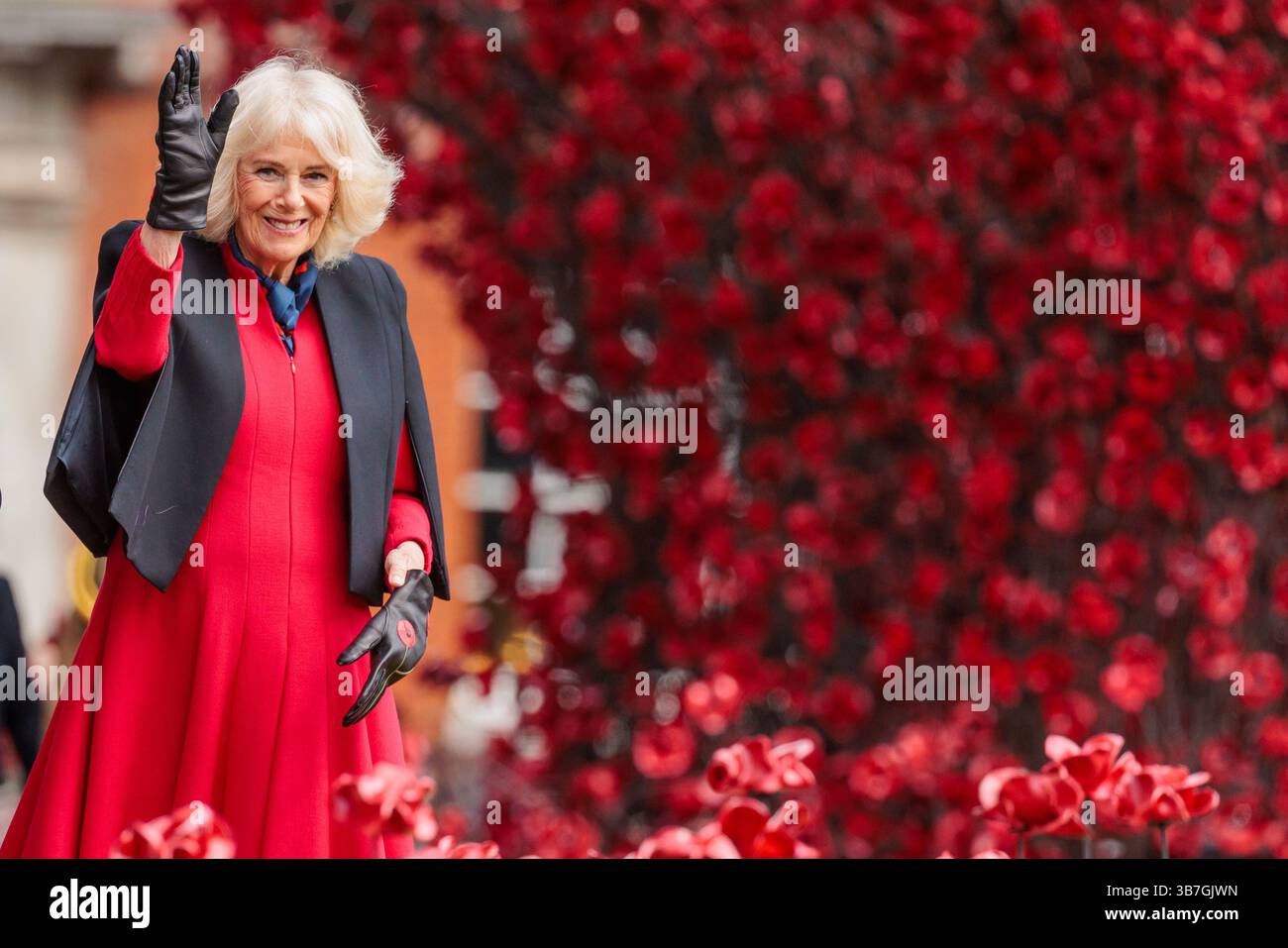 Tower of London, London, Großbritannien. Mai 2025. Anlässlich des 80. Jahrestags des Endes des Zweiten Weltkriegs installiert Ihre Majestät Königin Camilla den letzten Mohn im Tower of London, der fast 30.000 Keramikmohn aus der Gedenkkunstinstallation Blood Swept Lands and Seas of Red aus dem Jahr 2014 zeigt. Quelle: Amanda Rose/Alamy Live News Stockfoto