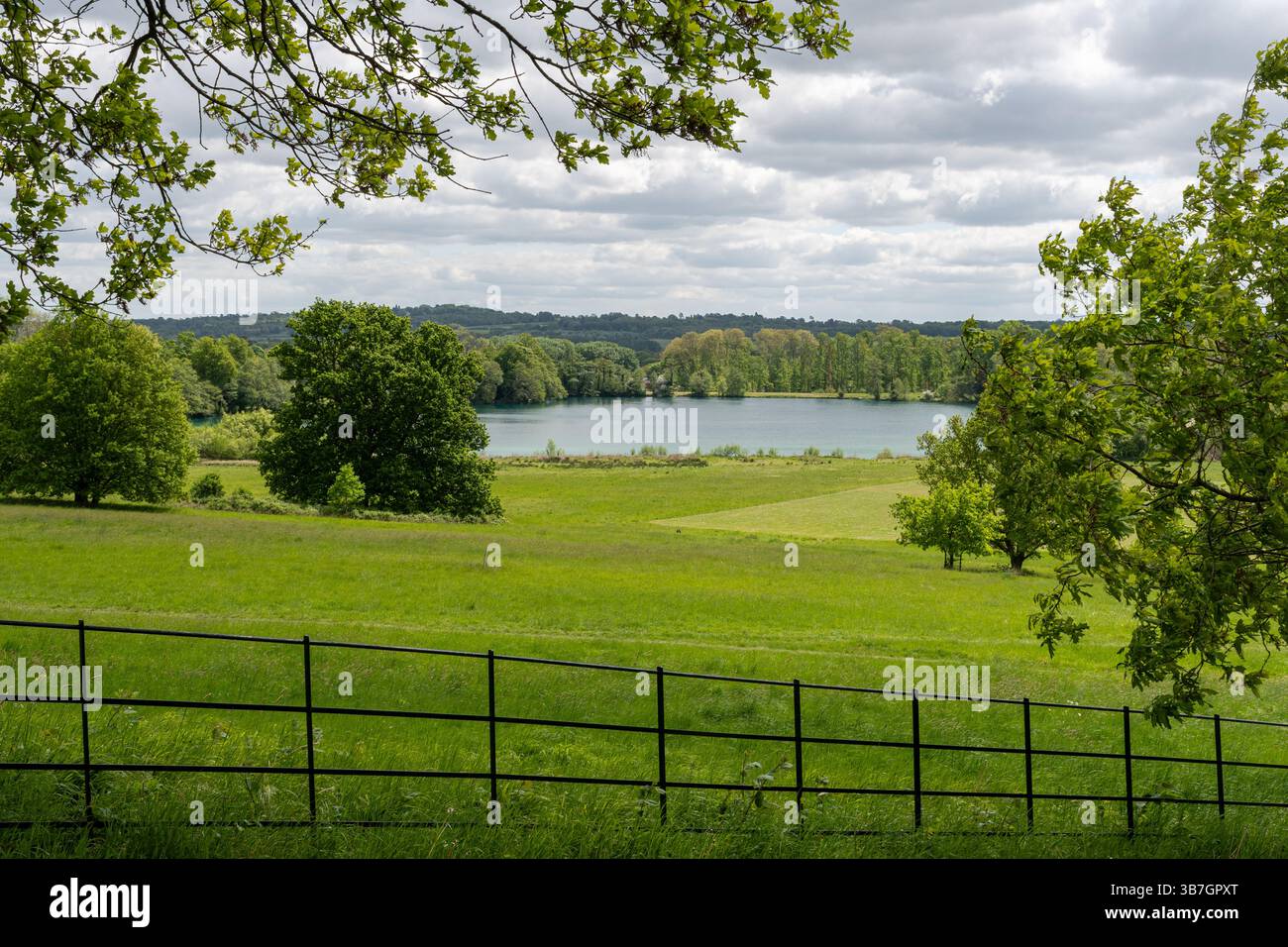Landsitz Gatton Park von Capability Brown mit Blick auf den See, Surrey, England, Großbritannien Stockfoto