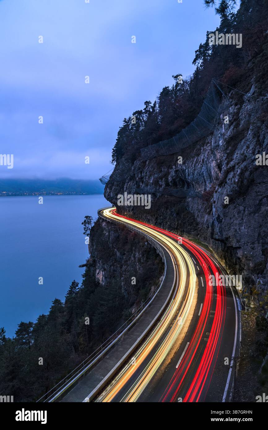 Die Spetacular Autobahn auf Klippe mit Ampelweg am Abend Stockfoto