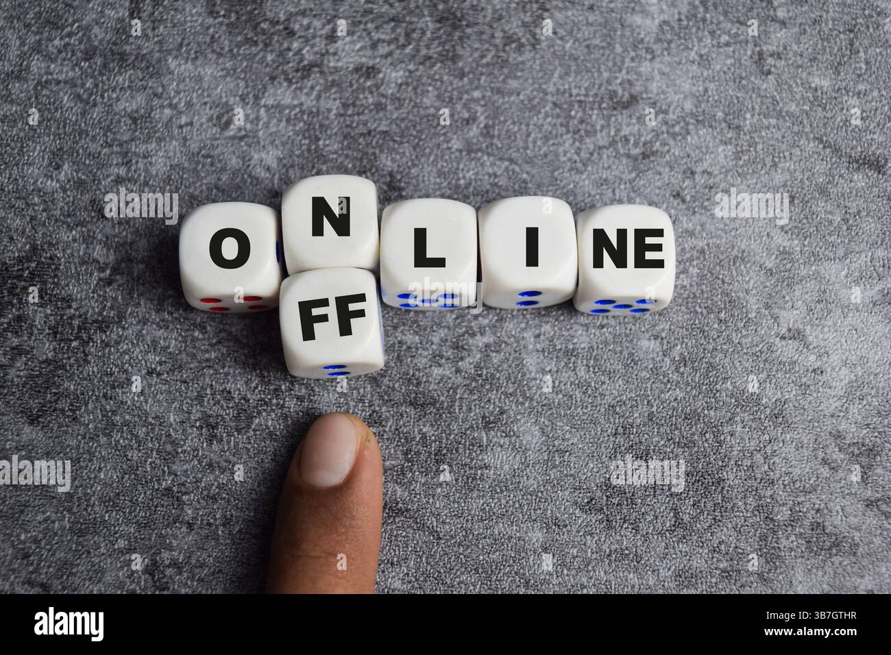 Offline gehen. Um zwischen Online und Offline zu wählen. Digitale Detox männliche Hand verwandelt das Wort online in offline auf Holzwürfel oder Würfel Stockfoto