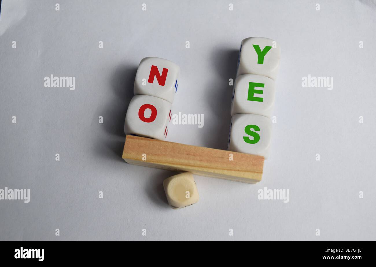 Ja oder Nein Inschrift auf Holzwürfeln auf einer Wippe mit yess übergewichtiger Nr. Das Konzept der positiven oder positiven Lebenseinstellung Stockfoto