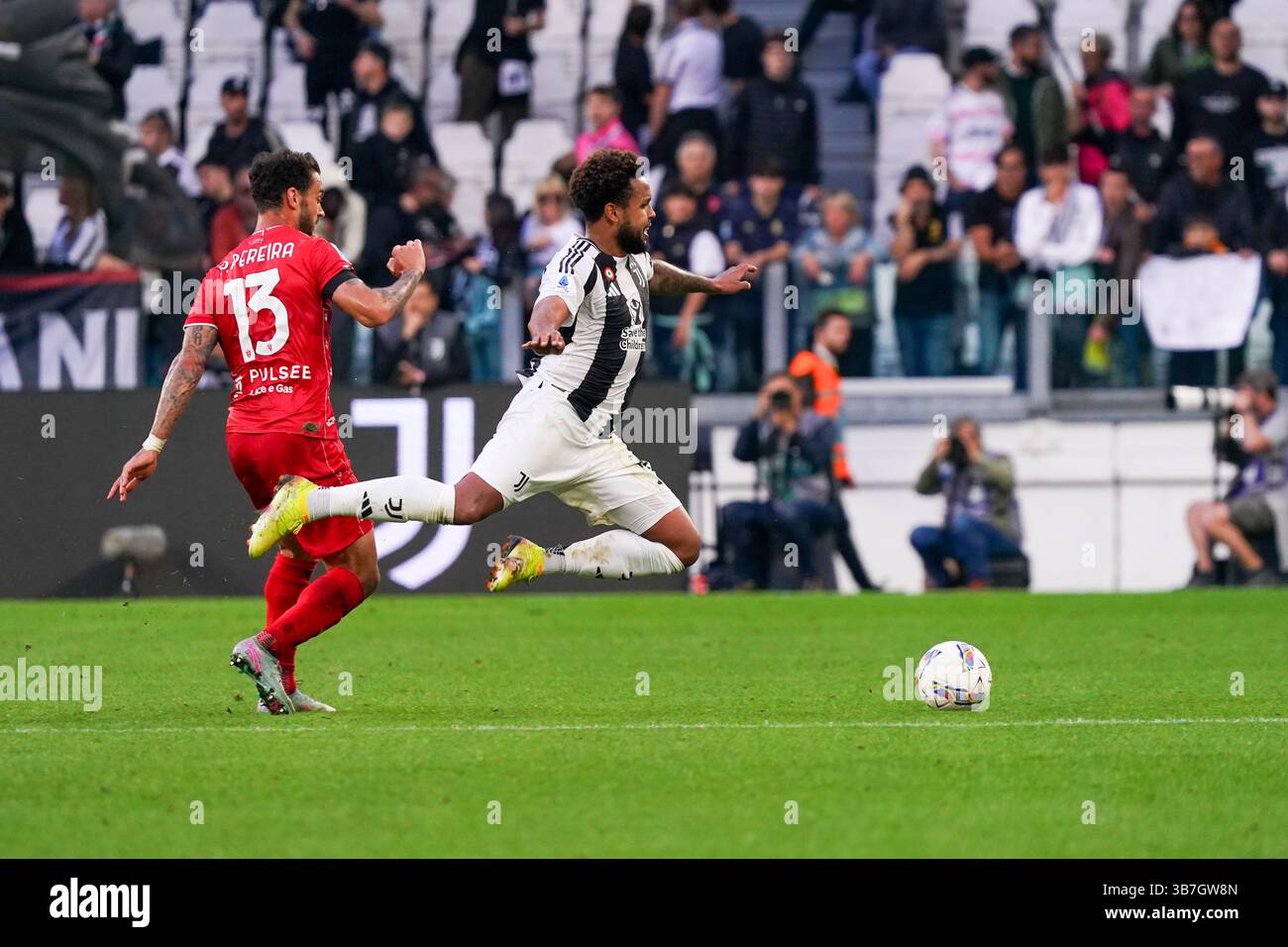 Turin, Italien. April 2025. Weston McKennie, während des FC Juventus gegen AC Monza, Serie A, im Allianz Stadium. Quelle: Alessio Morgese / Emage / Alamy Live News Stockfoto