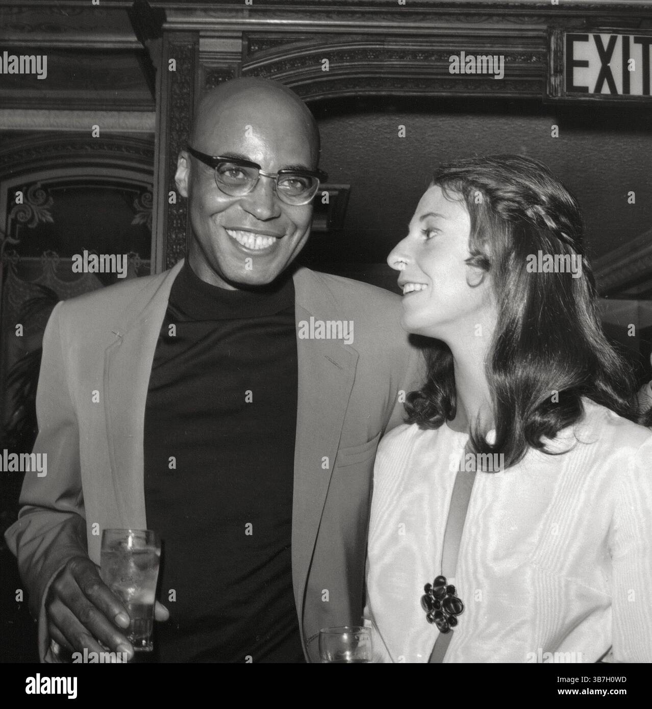 9. September 2024: James Earl Jones, gefeierter Schauspieler und Stimme von Darth Vader, starb im Alter von 93 Jahren. Jones' Vertreter Barry McPherson bestätigte den Tod des Schauspielers. Eine Todesursache wurde nicht bekannt gegeben. "Er ist heute Morgen umhergekommen, umgeben von seinen Lieben", sagte McPherson. "Er war ein großer Mann." Jones war ein gefeierter Star auf der Bühne und der Leinwand und gewann die Emmy, Grammy, Oscar und Tony Awards, aber später wurde seine unverwechselbare Stimme genauso berühmt wie sein normalerweise lächelndes Gesicht. FILMAUFNAHME: JAMES EARL JONES und JANE ALEXANDER auf einer Party für The Great White Hope, um 1970. Jones Stockfoto