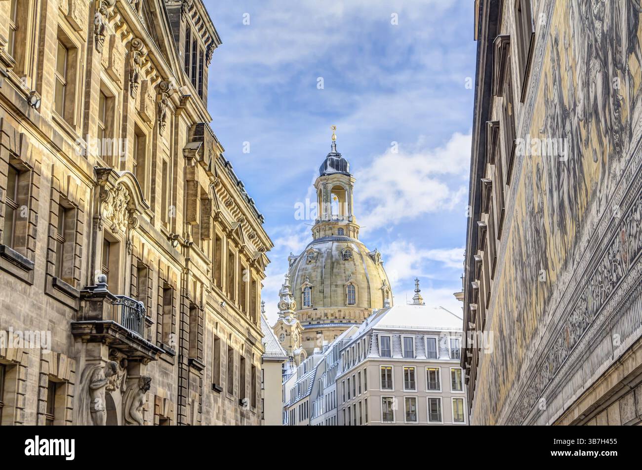 Der Fürstenzug und die Kirche unserer Lieben Frau in der Dresdner Altstadt Stockfoto