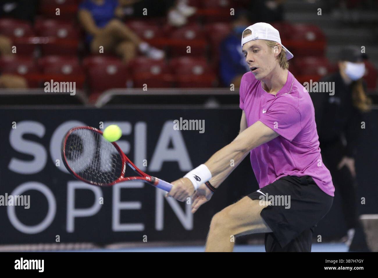 Sofia, Bulgarien - 10. November 2020: Kanadier Denis Shapovalov im Kampf gegen den Radu Albot der Republik Moldau während der ATP 250 Sofia Open, Sofia, Bulgarien, Stockfoto