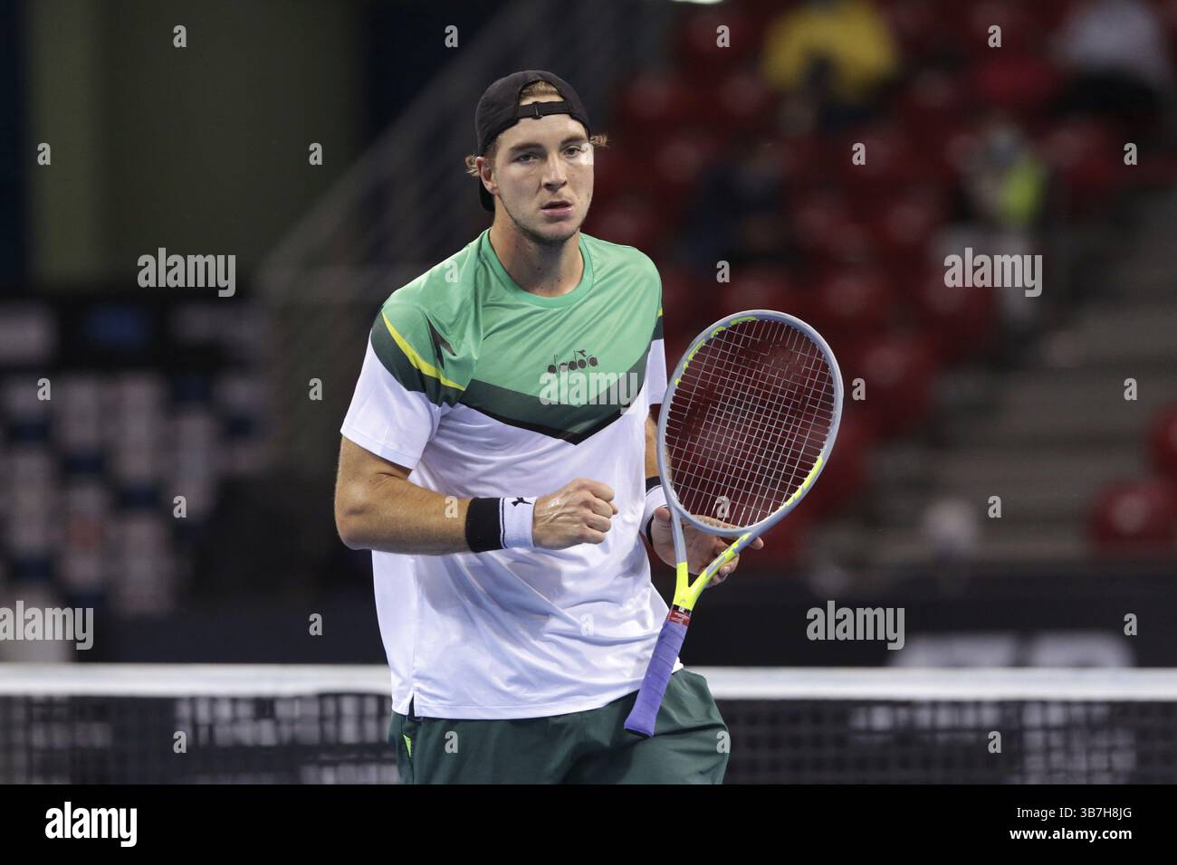 Sofia, Bulgarien - 10. November 2020: Der deutsche Jan-Lennard Struff reagiert nach einem Punkterieg gegen den Kanadier Vasek Pospisil während der ATP 250 Sofi Stockfoto
