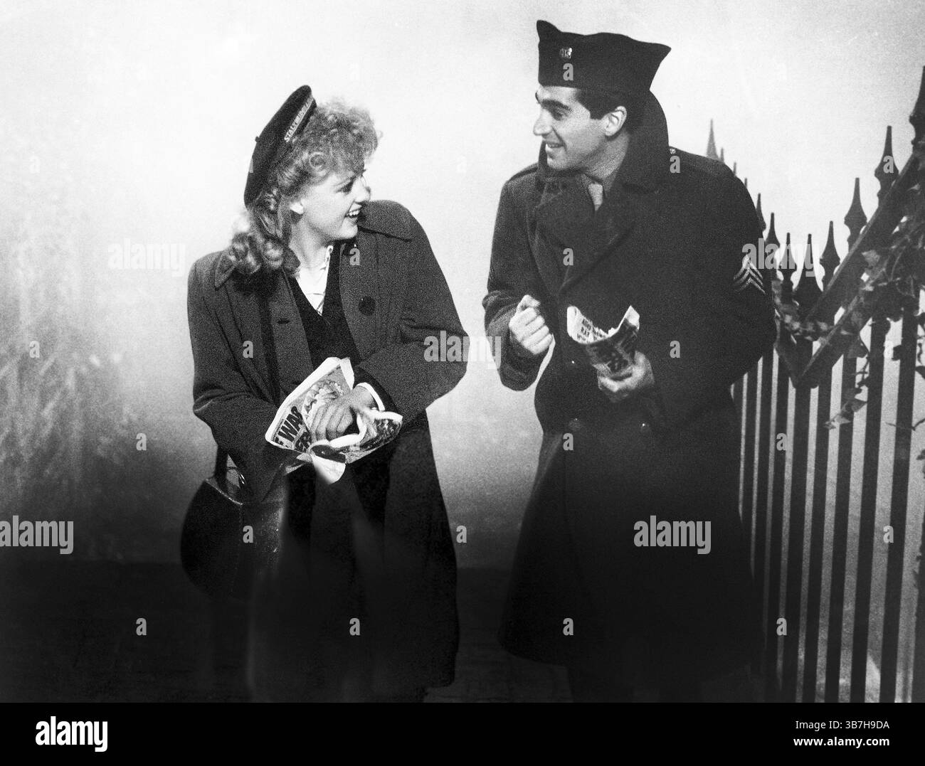 15. November 2022, USA: Wendy Morgan, Chick Vennera, am Set des Films „Yanks“, Universal Pictures, 1979 (Bild: © JT Vintage Via ZUMA Press Wire) Stockfoto