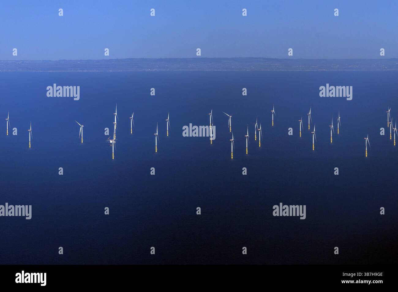 Blick von Hiddensee auf den Offshore-Windpark Baltic 2, mit der dänischen Küste im Hintergrund, Mecklenburg-Vorpommern, Deutschland, Luftbild Stockfoto