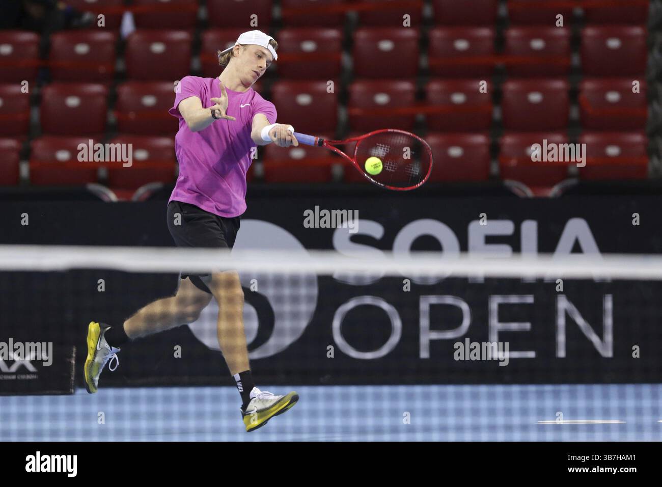 Sofia, Bulgarien - 10. November 2020: Kanadier Denis Shapovalov im Kampf gegen den Radu Albot der Republik Moldau während der ATP 250 Sofia Open, Sofia, Bulgarien, Stockfoto